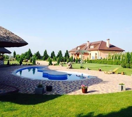 Maetok Country Club Hotel Petrovo Exterior photo
