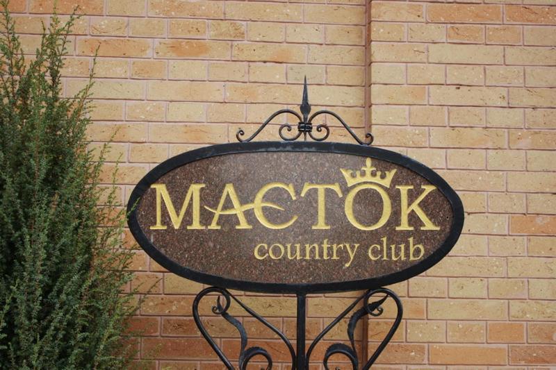 Maetok Country Club Hotel Petrovo Exterior photo